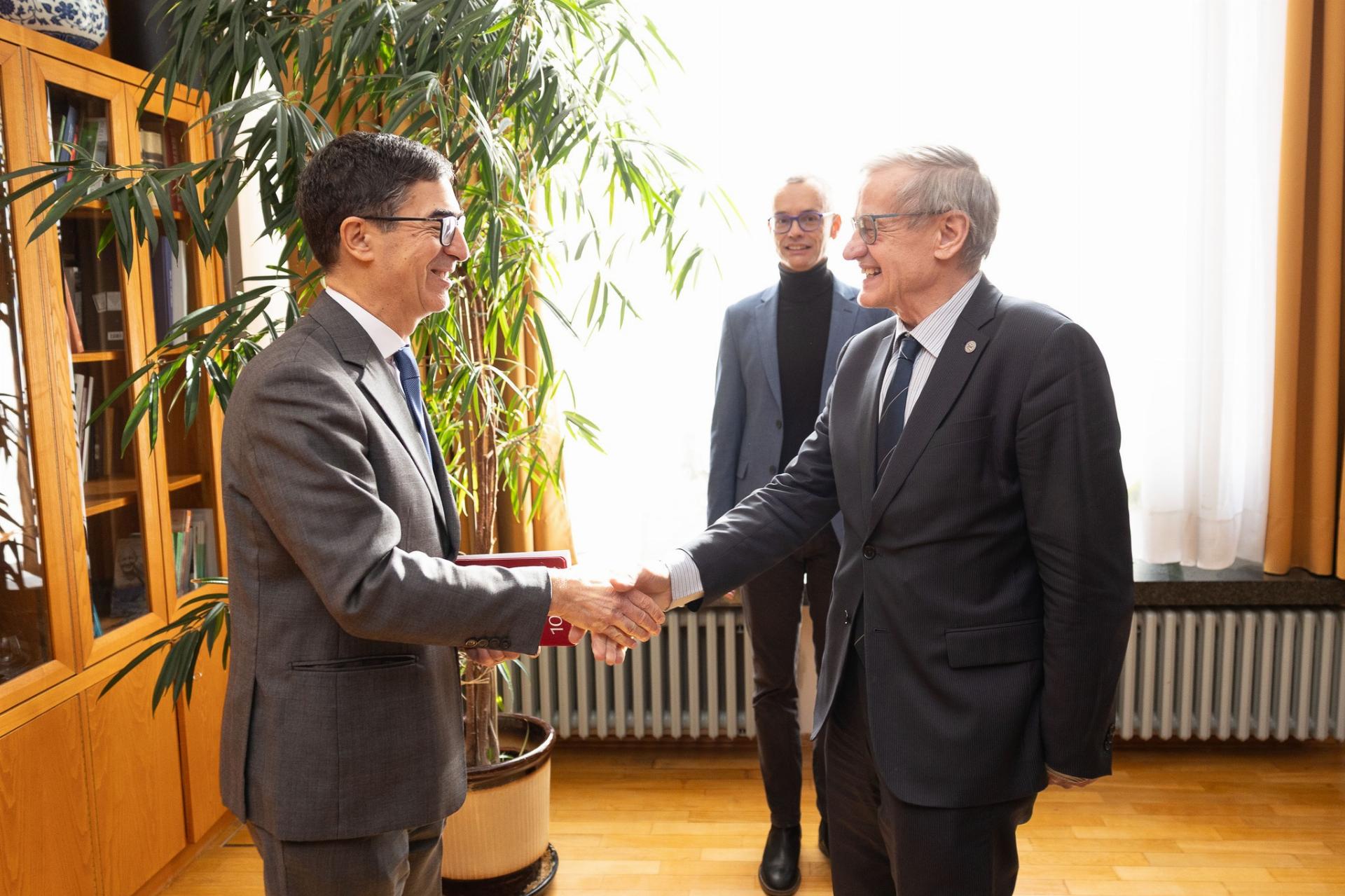 Foto copertina con Rettore